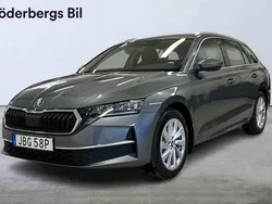 Grå (graphite grey metallic) Ny 2024 Skoda Octavia Selection Kombi | 357 500 kr (Marknadspris)