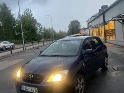 Mörkblå Begagnad 2003 Toyota Corolla Halvkombi | 23 000 kr (Marknadspris)
