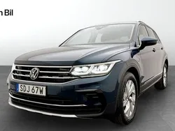 Blå (nightshade blue metallic) Begagnad 2023 VW Tiguan Elegance SUV | 369 900 kr (Marknadspris)