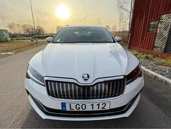 Vit Begagnad 2021 Skoda Superb Business Line Kombi | 325 000 kr (Marknadspris)