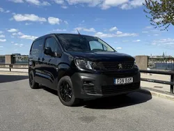 Svart Begagnad 2022 Peugeot Partner Minibuss | 220 000 kr (Marknadspris)