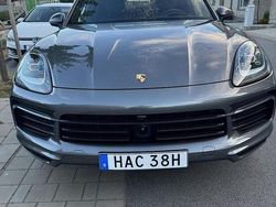 Grå Begagnad 2020 Porsche Cayenne SUV | 670 000 kr (Marknadspris)