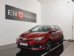 Röd Begagnad 2016 Toyota Auris Touring Sports Comfort Kombi | 149 900 kr (Marknadspris)
