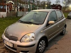 Grå Begagnad 2005 Toyota Yaris Halvkombi | 25 000 kr (Marknadspris)