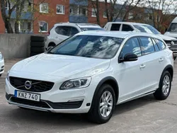 Vit Begagnad 2018 Volvo V60 CC Momentum Kombi | 149 500 kr