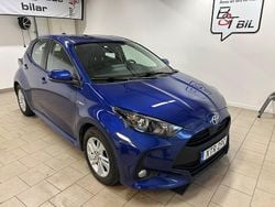 Mörkblå Begagnad 2020 Toyota Yaris Hybrid Active Halvkombi | 189 900 kr (Marknadspris)