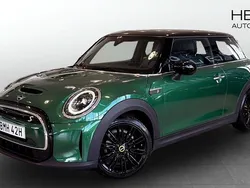 Grön (green) Begagnad 2022 Mini Cooper SE Halvkombi | 229 900 kr (Marknadspris)