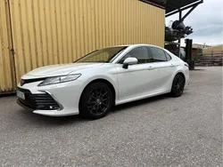 Vit Begagnad 2022 Toyota Camry Hybrid Executive Sedan | 299 900 kr (Marknadspris)