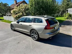 Grå Begagnad 2021 Volvo V60 Momentum Kombi | 275 000 kr (Marknadspris)