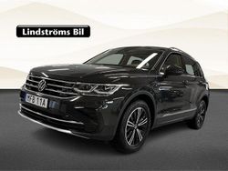 Grå Begagnad 2022 VW Tiguan Elegance SUV | 344 900 kr (Marknadspris)