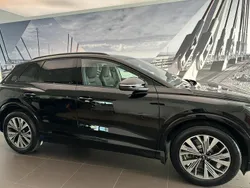 Svart Begagnad 2023 Audi Q4 e-tron Comfort SUV | 409 900 kr (Marknadspris)