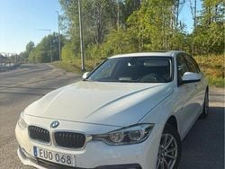 Vit Begagnad 2018 BMW 320 Sport Line Sedan | 199 000 kr (Bra pris)