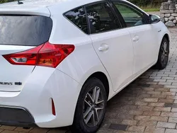 Vit Begagnad 2015 Toyota Auris Hybrid Edition Halvkombi | 114 000 kr (Dyr)