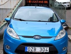 Blå Begagnad 2013 Ford Fiesta Titanium Halvkombi | 59 800 kr (Marknadspris)