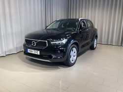 Svart Begagnad 2022 Volvo XC40 Momentum SUV | 249 900 kr (Marknadspris)