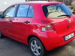 Röd Begagnad 2010 Toyota Yaris Halvkombi | 43 000 kr (Marknadspris)