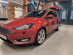 Röd Begagnad 2015 Ford Focus Titanium Kombi | 60 000 kr (Marknadspris)