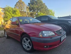 Röd Begagnad 2000 Toyota Avensis Sedan | 30 000 kr (Dyr)