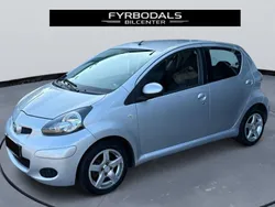 Silver Begagnad 2010 Toyota Aygo Halvkombi | 39 500 kr (Marknadspris)