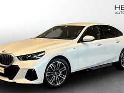 Vit (white) Begagnad 2025 BMW 520 M Sport Sedan | 579 700 kr (Marknadspris)
