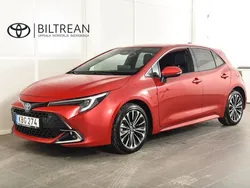 Emotional red 2 (3u5) Begagnad 2023 Toyota Corolla Plus Halvkombi | 279 900 kr (Bra pris)