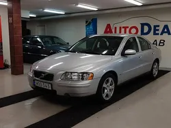 Ljusgrå Begagnad 2005 Volvo S60 Kinetic Sedan | 39 900 kr (Marknadspris)
