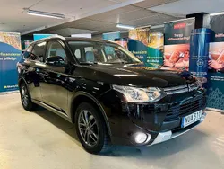 Svart Begagnad 2015 Mitsubishi Outlander P-HEV SUV | 129 900 kr (Bra pris)