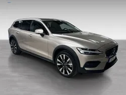 Grå Begagnad 2023 Volvo V60 CC Plus Kombi | 438 900 kr (Marknadspris)