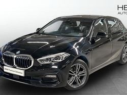 Svart Begagnad 2022 BMW 118 Sport Line Halvkombi | 268 700 kr (Marknadspris)