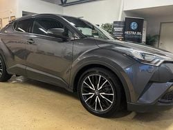 Mörkgrå Begagnad 2018 Toyota C-HR Executive SUV | 174 900 kr (Marknadspris)