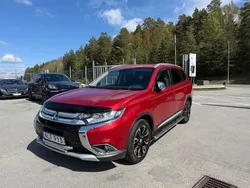 Mörkröd (röd) Begagnad 2015 Mitsubishi Outlander SUV | 149 900 kr