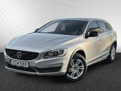 Blå Begagnad 2017 Volvo V60 CC Standard Kombi | 219 900 kr (Marknadspris)