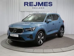 Blå Begagnad 2022 Volvo XC40 Plus SUV | 389 500 kr (Marknadspris)