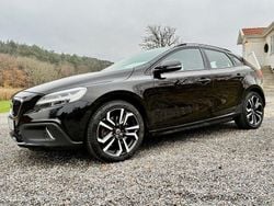 Svart Begagnad 2018 Volvo V40 CC Summum Kombi | 169 900 kr (Marknadspris)