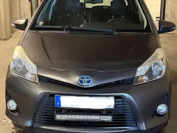 Grå Begagnad 2013 Toyota Yaris Hybrid Style Halvkombi | 65 000 kr (Marknadspris)
