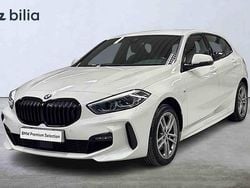 Vit Begagnad 2023 BMW 118 Halvkombi | 289 900 kr (Marknadspris)