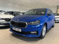 Blå Ny 2025 Skoda Fabia Selection Halvkombi | 239 900 kr (Marknadspris)