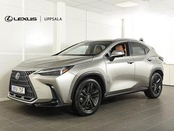 Ljusgrå Begagnad 2024 Lexus NX450h+ Executive Line SUV | 629 900 kr (Marknadspris)