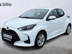 Vit Begagnad 2023 Toyota Yaris Hybrid Active Halvkombi | 219 900 kr (Marknadspris)