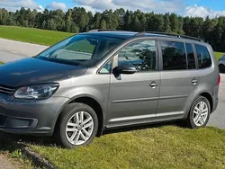 Mörkgrå Begagnad 2014 VW Touran Minibuss | 87 900 kr