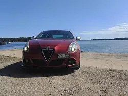 Röd Begagnad 2012 Alfa Romeo Giulietta Quadrifoglio Halvkombi | 100 000 kr (Marknadspris)
