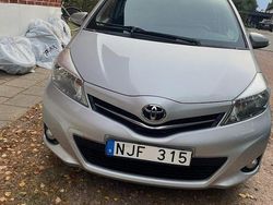 Silver Begagnad 2013 Toyota Yaris Active Halvkombi | 79 900 kr (Marknadspris)