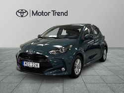 Grön Begagnad 2025 Toyota Yaris Hybrid Active Halvkombi | 254 900 kr (Marknadspris)