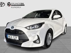 Vit Begagnad 2022 Toyota Yaris Hybrid Active Halvkombi | 199 900 kr (Marknadspris)