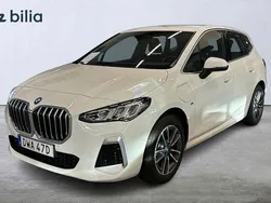 Vit Begagnad 2024 BMW 225 Active Tourer M Sport Minibuss | 418 900 kr (Marknadspris)