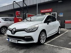 Vit Begagnad 2015 Renault Clio IV R.S. Halvkombi | 125 000 kr
