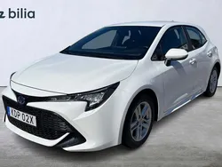 Vit Begagnad 2022 Toyota Corolla Hybrid Active Halvkombi | 227 900 kr (Marknadspris)