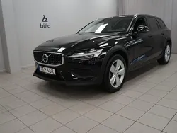 Svart Begagnad 2022 Volvo V60 CC Kombi | 339 900 kr (Marknadspris)