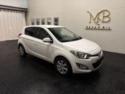 Vit Begagnad 2013 Hyundai i20 Premium Halvkombi | 68 900 kr (Marknadspris)