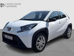 Vit Begagnad 2022 Toyota Aygo Play Halvkombi | 179 900 kr (Marknadspris)